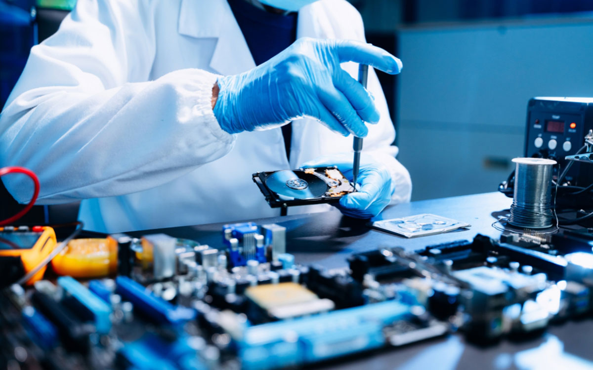 Phòng sạch điện tử là gì? Tiêu chuẩn nào quan trọng nhất trong sản xuất chip?