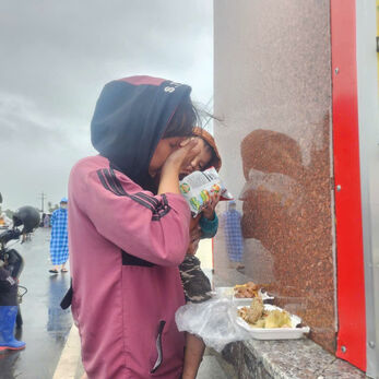 Bữa cơm nóng đầu tiên tại Đắk Lắk: Hành trình từ nước mưa, mì sống đến giọt nước mắt nhẹ nhõm