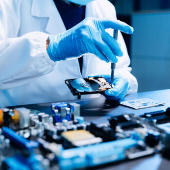 Phòng sạch điện tử là gì? Tiêu chuẩn nào quan trọng nhất trong sản xuất chip?