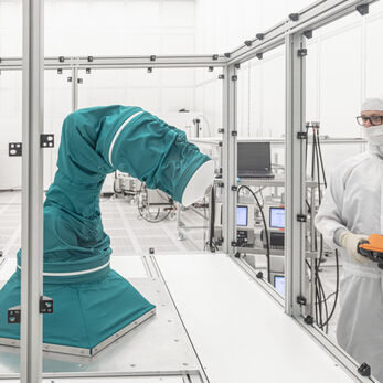 Robot và tự động hóa trong phòng sạch điện tử hiện đại