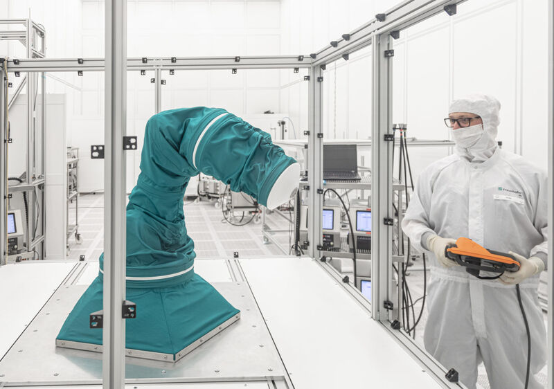 Robot và tự động hóa trong phòng sạch điện tử hiện đại