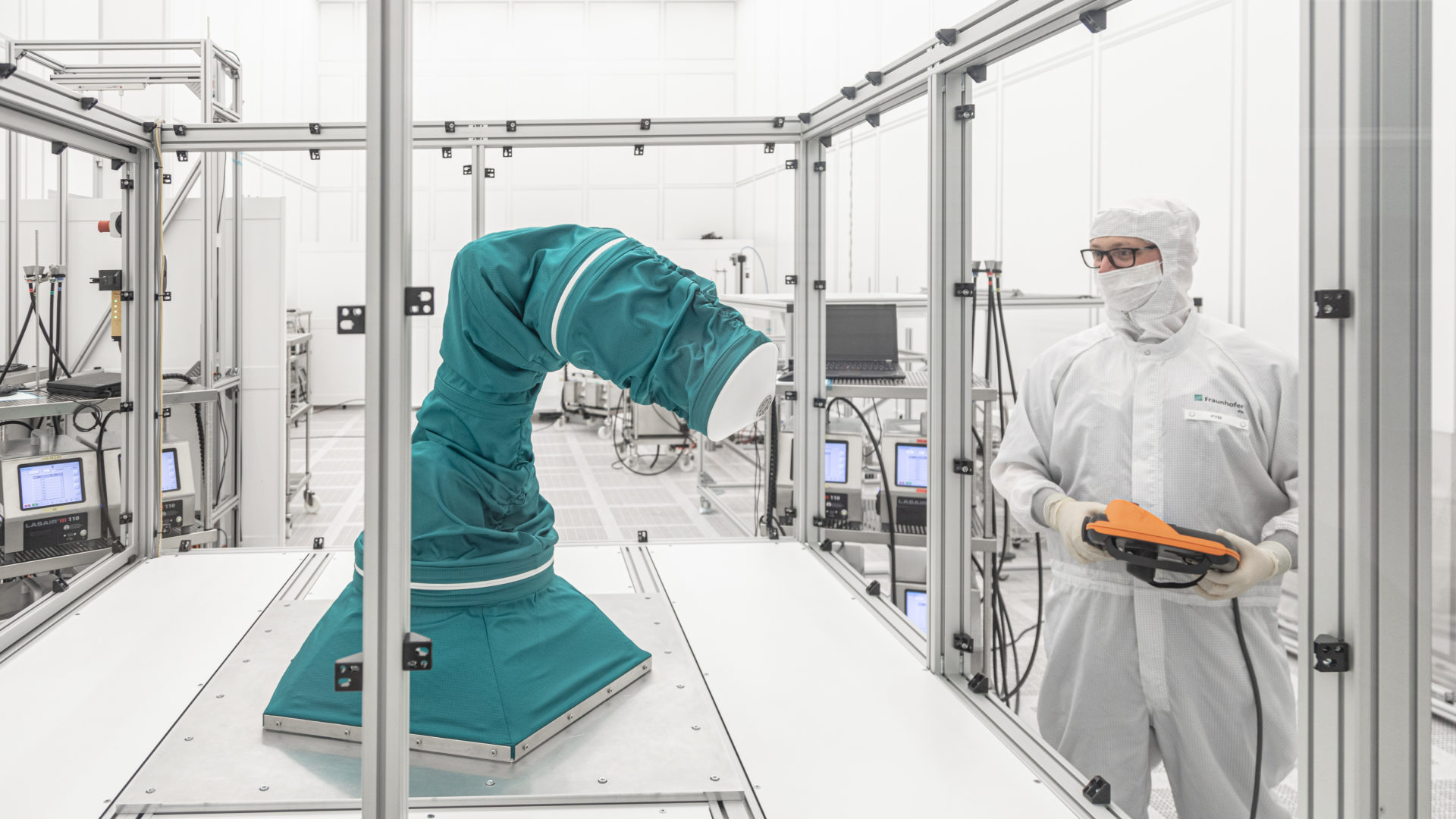 Robot và tự động hóa trong phòng sạch điện tử hiện đại