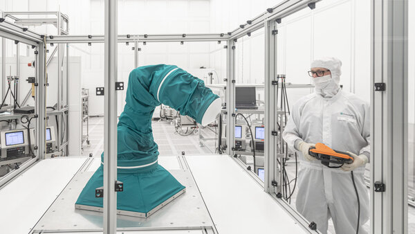 Robot và tự động hóa trong phòng sạch điện tử hiện đại